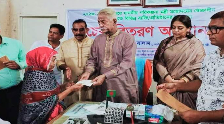 পরিকল্পনামন্ত্রীর স্বেচ্ছাধীন তহবিলের ১০ লাখ টাকার চেক বিতরণ 