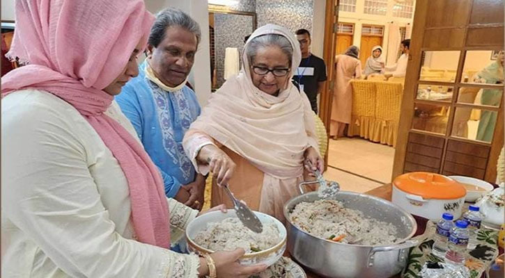 নিজ হাতে ইলিশ পোলাও রান্না করলেন প্রধানমন্ত্রী