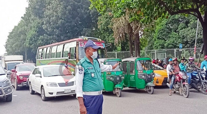 ছয় দিন পর সড়কে ট্রাফিক নিয়ন্ত্রণে পুলিশ