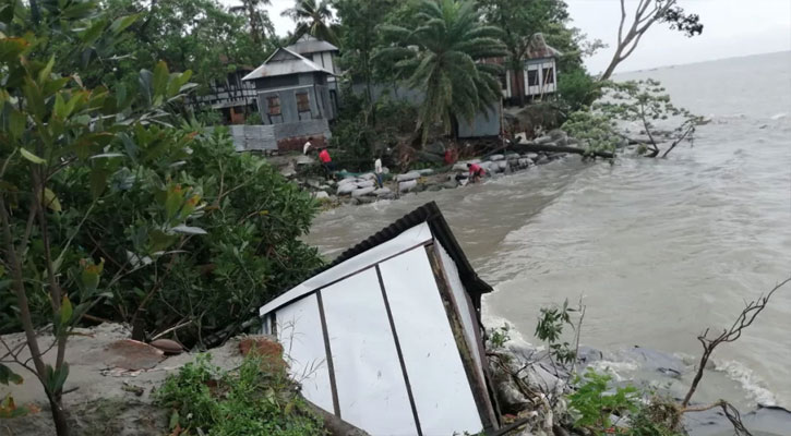 রিমালের প্রভাবে উত্তাল পদ্মা, ভাঙনের আতঙ্কে কাটছে দিন