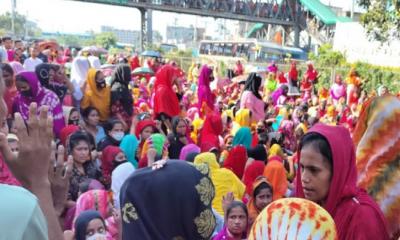 হাজিরা বোনাস ও টিফিন বিল বৃদ্ধির দাবিতে পোশাক শ্রমিকদের বিক্ষোভ