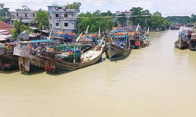 লোকসানের চিন্তা মাথায় নিয়ে দিন কাটাচ্ছেন পাথরঘাটার হাজারো জেলে