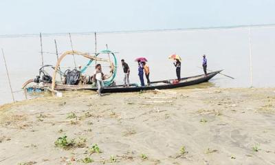 পদ্মা নদীতে পুলিশের ওপর হামলা, ২ সহকারী উপপরিদর্শক নিখোঁজ