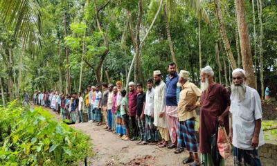 ঝালকাঠিতে সড়ক সংস্কারের দাবিতে মানববন্ধনে স্থানীয়দের আল্টিমেটাম