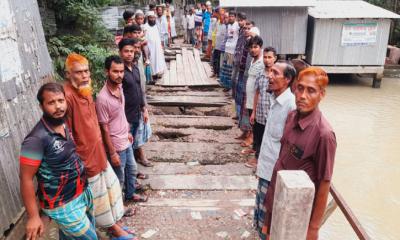 রাজাপুরে ঝুকিপূর্ণ সেতু দ্রুত সংস্কার ও নির্মাণের দাবিতে মানববন্ধন