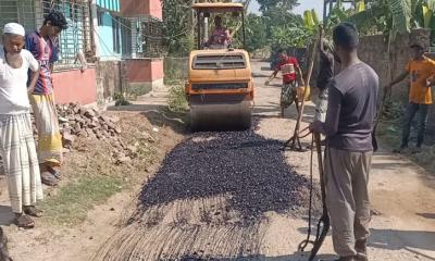 কুয়াকাটায় ঠিকাদারের বিরুদ্ধে সড়কে নিম্নমানের কার্পেটিংয়ের অভিযোগ