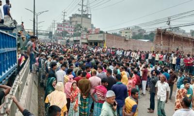 আশুলিয়ায় মহাসড়ক অবরোধ করে শ্রমিকদের বিক্ষোভ