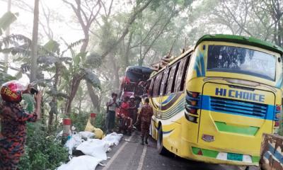 ফরিদপুরে সড়ক দুর্ঘটনায় হতাহতদের পাশে জেলা প্রশাসন