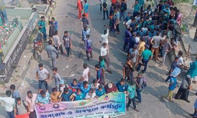 সাত কলেজের শিক্ষার্থীদের আজও সায়েন্সল্যাব মোড় অবরোধ