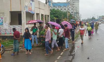 বৈরী আবহাওয়াতেও স্বাভাবিক কর্মে ফিরেছেন গাজীপুরে পোশাক শ্রমিকরা 