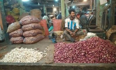 হিলিতে পেঁয়াজের দাম কমেছে কেজিতে ১০-১২ টাকা