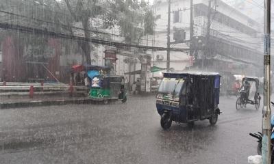 ঘূর্ণিঝড় ডানা’র তাণ্ডবে বরিশালে বৃষ্টি, বিপর্যস্ত জনজীবন