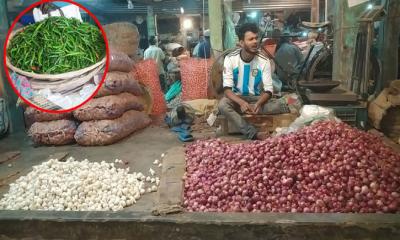 হিলিতে ফের বেড়েছে কাঁচা মরিচ-পেঁয়াজের দাম