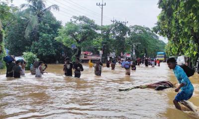 ধীরে নামছে বন্যার পানি