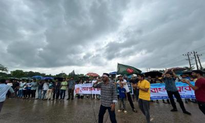 কোটা বাতিলের দাবিতে ঢাকা-চট্টগ্রাম মহাসড়ক অবরোধ কুবি শিক্ষার্থীদের