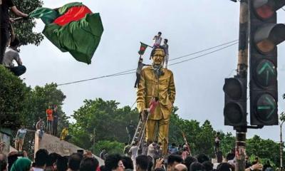 শেখ মুজিব ছাড়াও বিশ্বে যে ক্ষমতাবানদের ভাস্কর্য ভাঙা হয়েছে