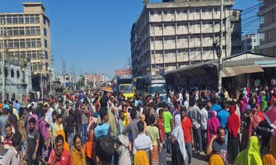 ঢাকা-ময়মনসিংহ মহাসড়ক অবরোধ করলেন পোশাক শ্রমিকরা