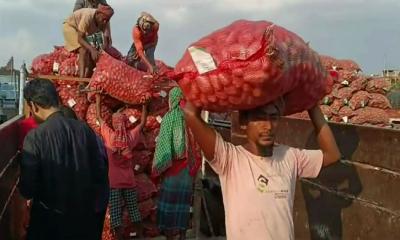 হিলিতে বেড়েছে ভারতীয় আলুর দাম