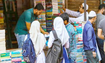 শিক্ষাক্রমে ‘পেছনে ফেরা’, কোচিং-গাইড নির্ভরতায় খরচ বাড়ার শঙ্কা