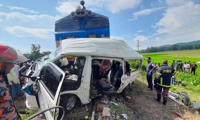 ট্রেনটি ধাক্কা দেয়ার পর মাইক্রোবাসটিকে এক কিলোমিটার ঠেলে নিয়ে যায়