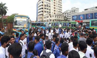 রাজধানীর বিভিন্ন সড়কে শিক্ষার্থীরা, পুলিশের অবস্থান ত্যাগ