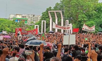 ছাত্র-জনতার ঢল, স্লোগানে স্লোগানে উত্তাল শহীদ মিনার