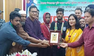 সংবর্ধনা পেয়ে কাঁদলেন সাফজয়ী ফুটবল অধিনায়ক