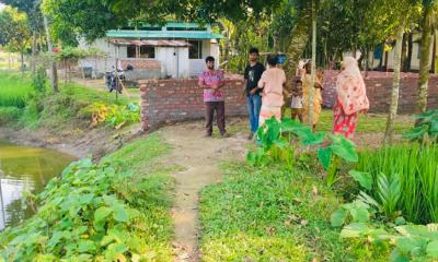 পঞ্চগড়ে রাস্তার উপর মসজিদের দেয়াল, অবরুদ্ধ ৪ পরিবার