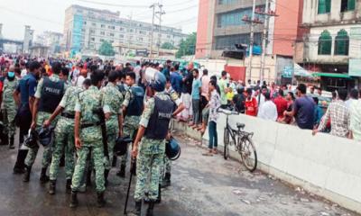 বকেয়া বেতনের দাবিতে মহাসড়ক অবরোধ করে পোশাক শ্রমিকদের বিক্ষোভ