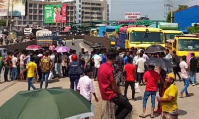 বকেয়া বেতনের দাবিতে পোশাক শ্রমিকদের ঢাকা-টাঙ্গাইল মহাসড়ক অবরোধ 