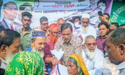 বন্যার্ত তিনশ পরিবারে বিএনপি নেতার খাদ্য সহায়তা  