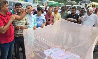 পূর্বাচলে প্লট বরাদ্দের দাবিতে ৩শ’ ফিট সড়কে অবরোধ