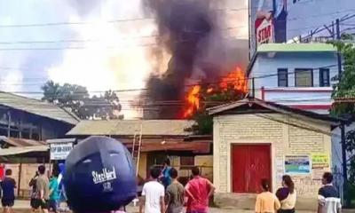 ফের অগ্নিগর্ভ মণিপুর, থানায় হামলা-বাড়িঘরে আগুন