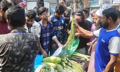 সাশ্রয়ী মূল্যে সবজি কিনতে পেরে খুশি নানা শ্রেণি-পেশার মানুষ