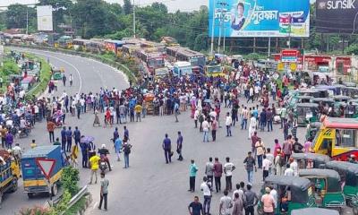 বকেয়া বেতনের দাবিতে বেক্সিমকোর শ্রমিকদের মহাসড়ক অবরোধ