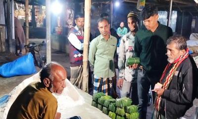 কলাপাতায় লবণ বিক্রি করে প্রশংসায় ভাসছেন কুড়িগ্রামের শমসের আলী 