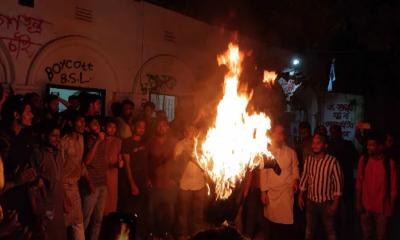 বঙ্গভবনের সামনে আগুন জ্বালিয়ে বিক্ষোভ, সেনাবাহিনীর বাধা