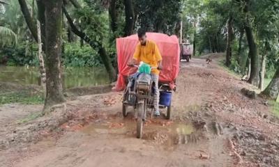 বরগুনায় ৫শ কিলোমিটার ঝুকিপূর্ণ সড়কই যেন সমুদ্রের ঢেউয়ের ছোঁয়া 