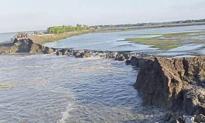 কয়রায় বেড়িবাঁধ ভেঙে কপোতাক্ষে, তলিয়ে যেতে পারে ১২ গ্রাম