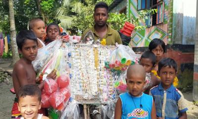 ফেরি করে নাসির আলীর অভাবের সংসারে স্বচ্ছলতা