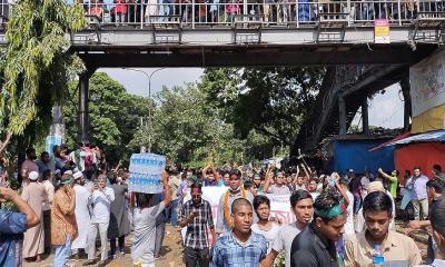 রামপুরার সড়কে শিক্ষার্থীদের উল্লাস, সেনাসদস্যদের সঙ্গে কোলাকুলি