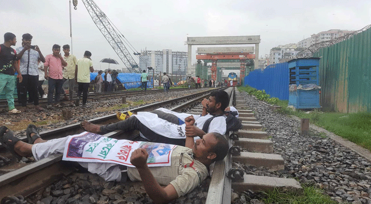 ট্রেন থামিয়ে অস্থায়ী রেল শ্রমিকদের অবরোধ