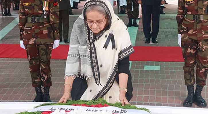 টুঙ্গিপাড়ায় বঙ্গবন্ধুর সমাধিতে প্রধানমন্ত্রীর শ্রদ্ধা