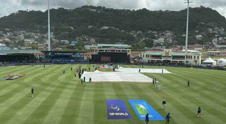 বৃষ্টির কারণে টস হতে দেরী