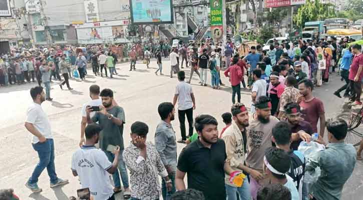 শিক্ষার্থীদের ‘বাংলা ব্লকেড’ কর্মসূচিতে অচল সায়েন্সল্যাব মোড়