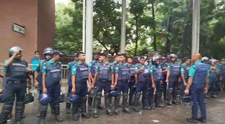 শাহবাগে নেই আন্দোলনকারীরা, শক্ত অবস্থানে পুলিশ