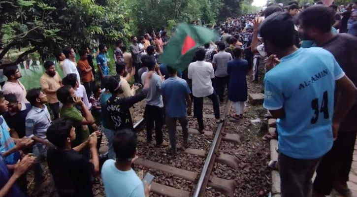 পুলিশি হামলার প্রতিবাদে রাবি শিক্ষার্থীদের রেললাইন অবরোধ