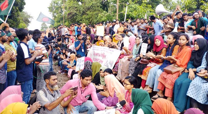 রেল লাইন অবরোধ করে রাবি শিক্ষার্থীদের বিক্ষোভ