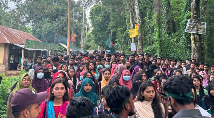 পুলিশের হামলা করা স্থানকে ‘ছাত্র আন্দোলন চত্ত্বর’ নামকরণ কুবি শিক্ষার্থীদের 