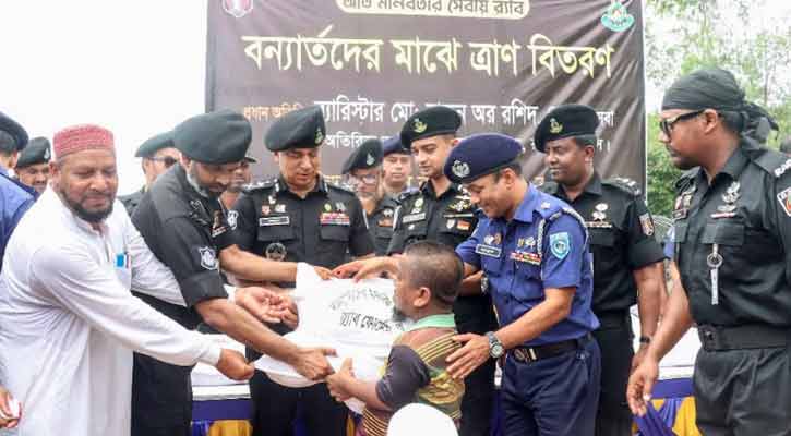 কুড়িগ্রামের বন্যার্তদের হাতে ত্রাণ সহায়তা তুলে দিলেন র‍্যাবের মহাপরিচালক